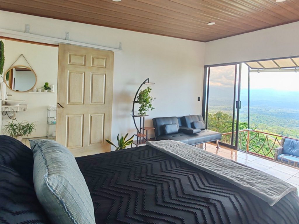 cuarto principal con sofa en hospedae hygge house