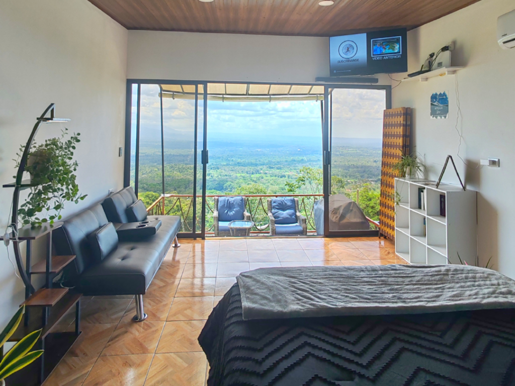 cuarto principal con sofa en hospedae hygge house