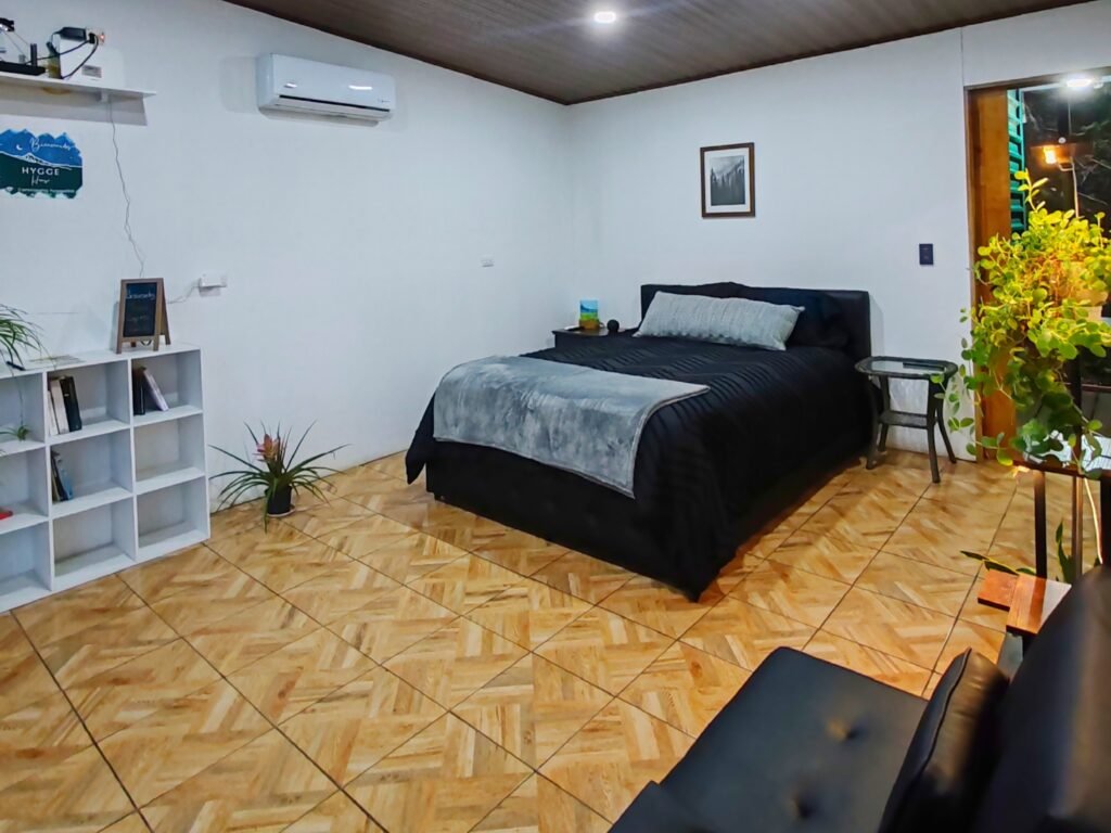 cuarto principal con sofa en hospedae hygge house