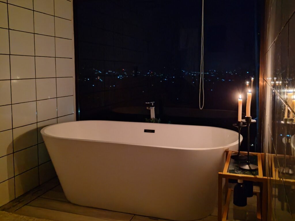 tina con velas de noche de la cabaña hygge house