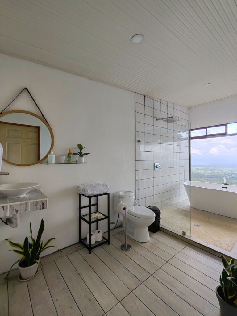 Hospedaje Hygge House baño completo con ducha y tina