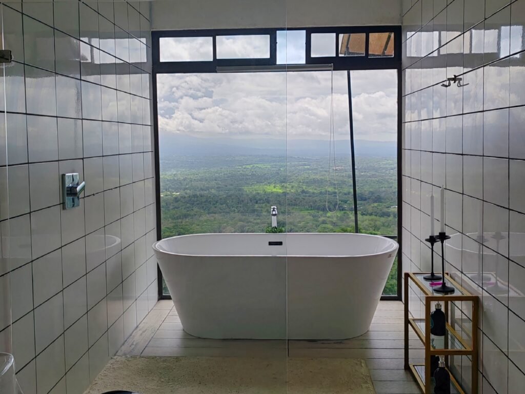 tina blanca con vista a la llanura en hygge house