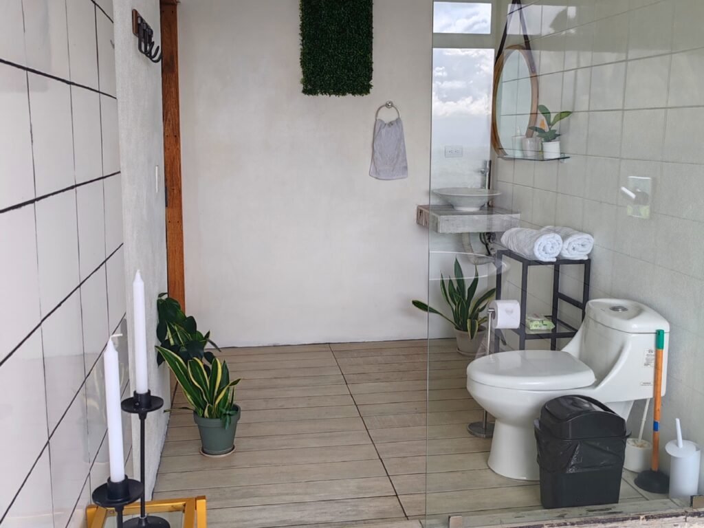 Baño blanco de la cabaña hygge house