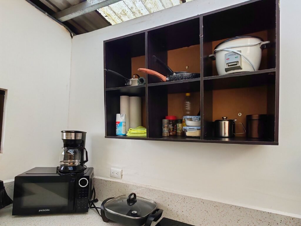 mueble de cocina con utensilios de cocina en hygge house