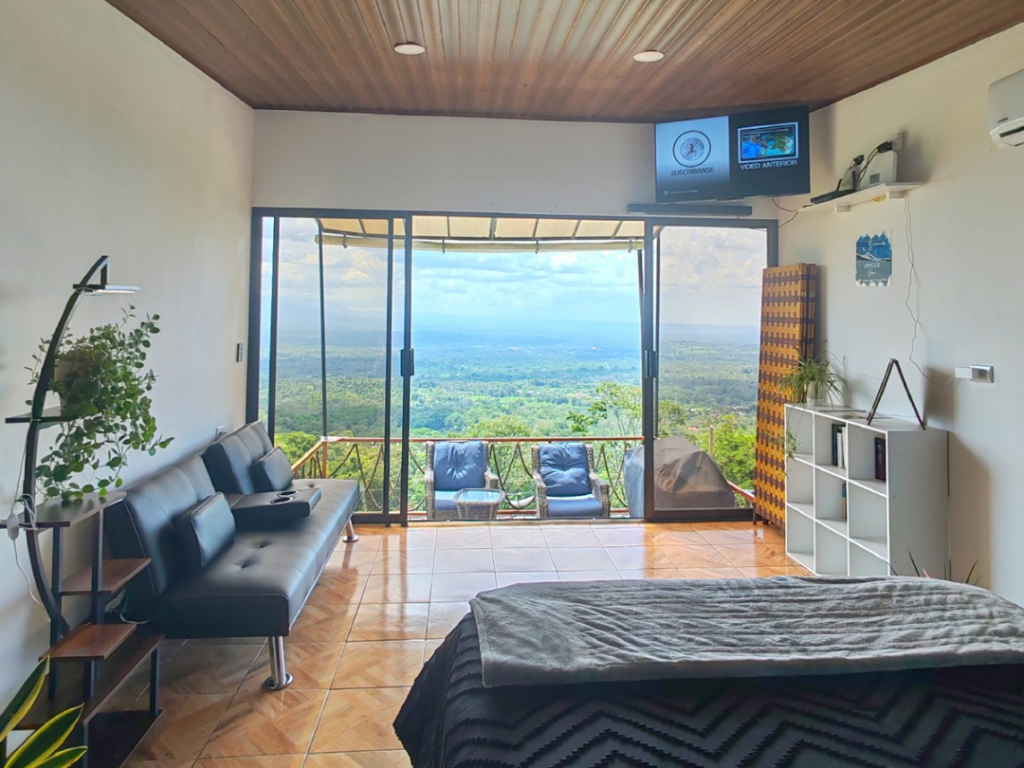 cuarto con cama sofa y televisor en hygge house