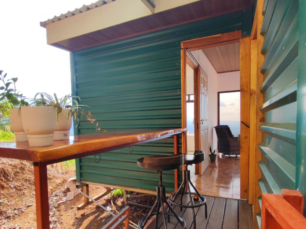 desayunador con dos bancos del hospedaje Hygge House