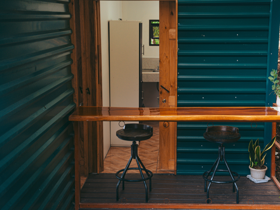 desayunador con dos bancos en la cabaña hygge house