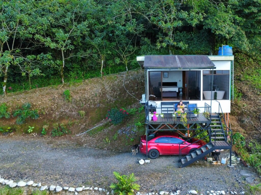 cabaña hygge house con parqueo y terraza