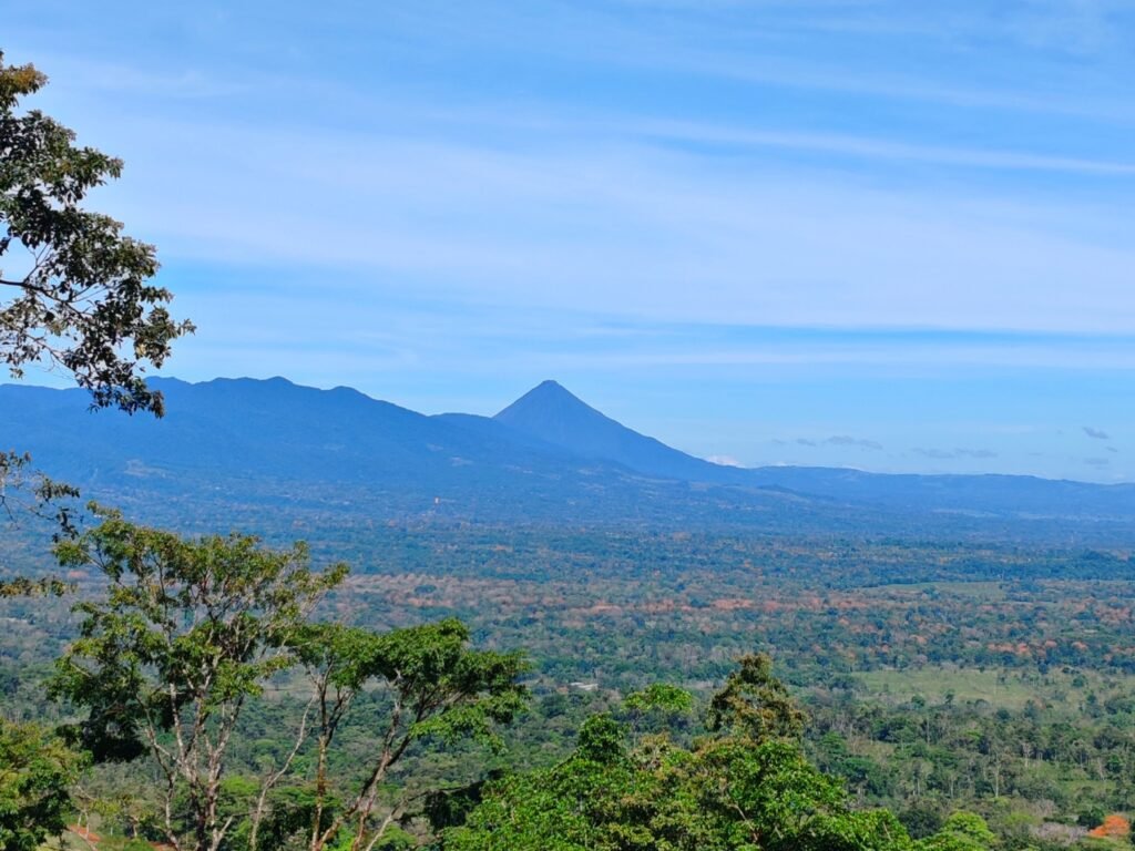vista de la llanura sancarleña y volcan arenal desde hygge house