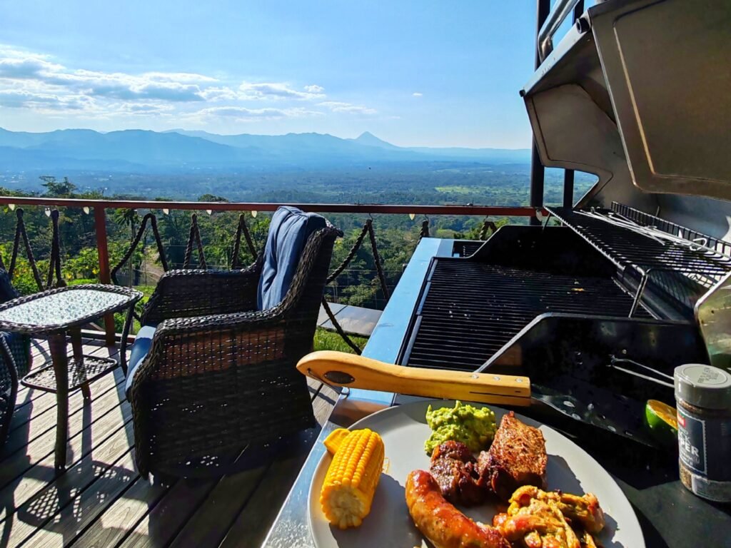 parrilla con gas y vista al volcan arenal en hygge house