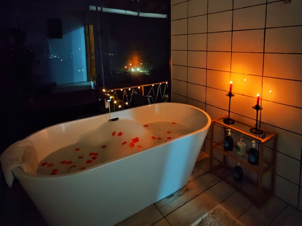 tina de noche con velas encendidas hygge house