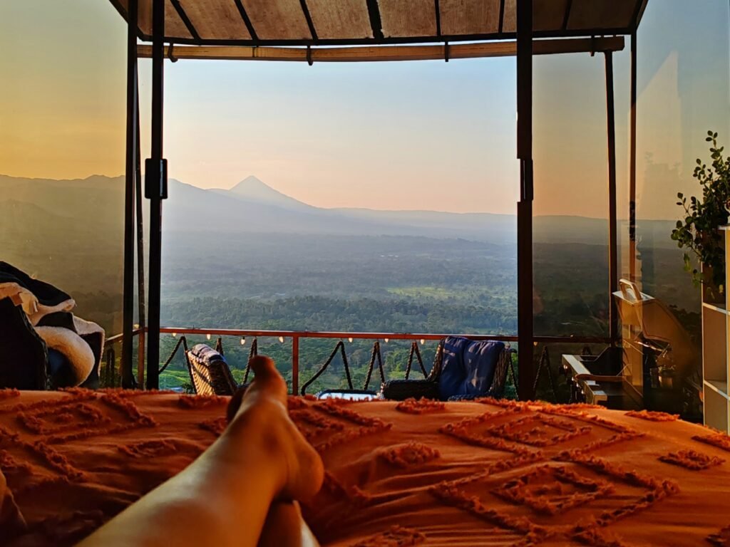 vista del volcan y la llanura desde la cama del hospedaje