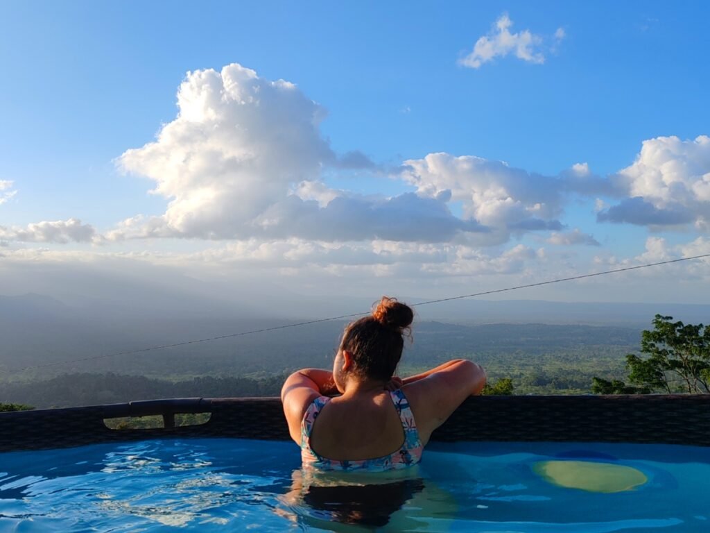 Piscina con vista a la llanura sancarleña y volcan arenal en hygge house